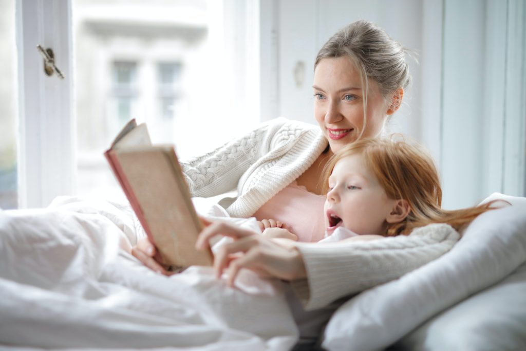 Мама с дочкой читают книгу